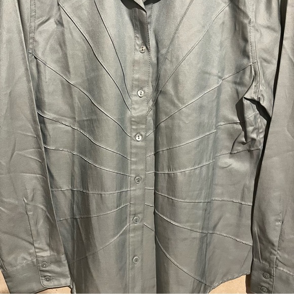 WinterSilks NWT Women’s Blouse Medium Blue Silk Blend Starburst Seam Work Wear - Picture 2 of 9